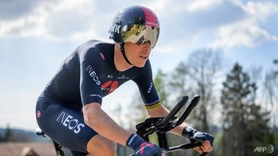 Rohan Dennis d'Ineos a remporté le match avec un nouveau record